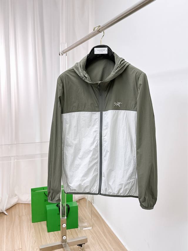 始祖鸟 2025春夏新款男士防晒服轻薄外套，独特订制防晒四面弹面料，卓越的弹性与回弹性，四向拉伸，面料在经纬，横向与纵向及对角线方向均具备弹性，适应大幅度的身体
