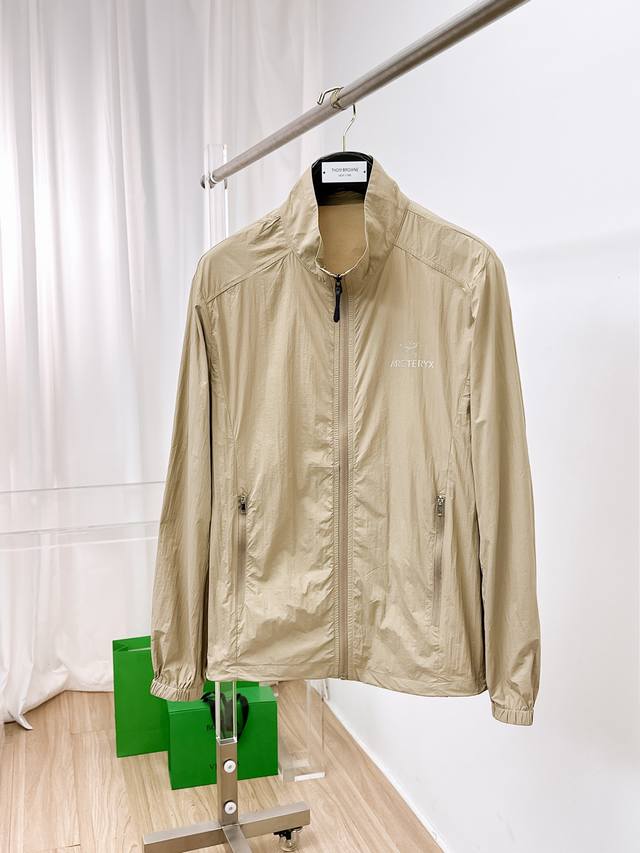 始祖鸟 2025春夏新款男士防晒服轻薄外套，独特订制防晒四面弹面料，卓越的弹性与回弹性，四向拉伸，面料在经纬，横向与纵向及对角线方向均具备弹性，适应大幅度的身体