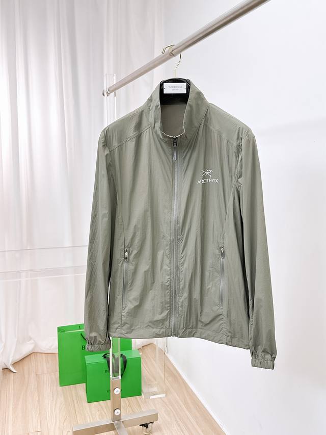 始祖鸟 2025春夏新款男士防晒服轻薄外套，独特订制防晒四面弹面料，卓越的弹性与回弹性，四向拉伸，面料在经纬，横向与纵向及对角线方向均具备弹性，适应大幅度的身体