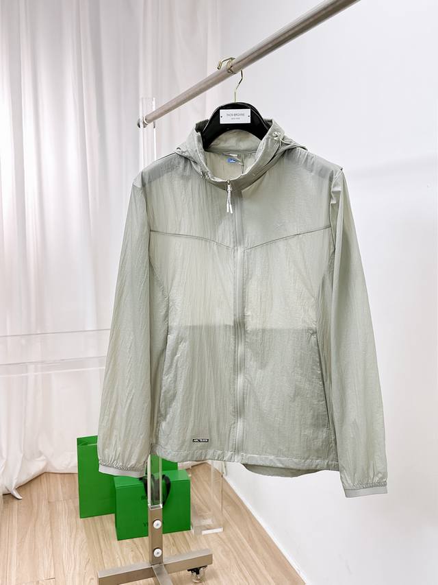 始祖鸟 2025春夏新款男士防晒服轻薄外套，独特订制防晒四面弹面料，卓越的弹性与回弹性，四向拉伸，面料在经纬，横向与纵向及对角线方向均具备弹性，适应大幅度的身体