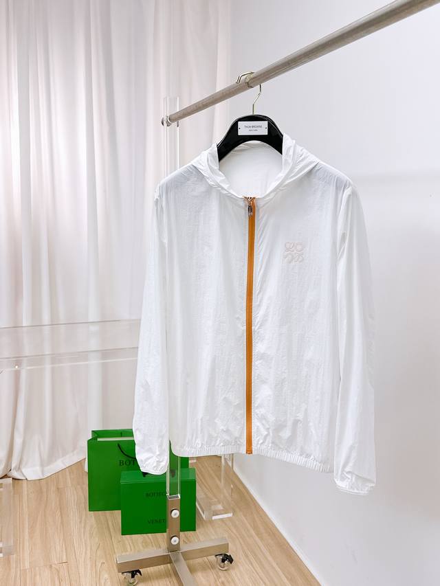 罗意威 2025春夏新款男士防晒服轻薄外套，独特订制防晒四面弹面料，卓越的弹性与回弹性，四向拉伸，面料在经纬，横向与纵向及对角线方向均具备弹性，适应大幅度的身体