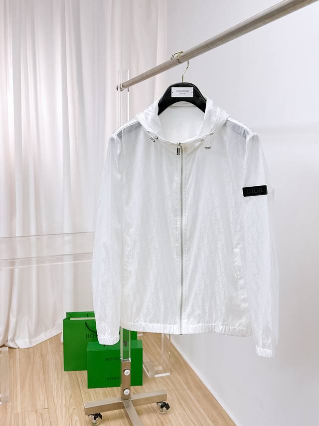 迪奥 2025春夏新款男士防晒服轻薄外套，独特订制防晒四面弹面料，卓越的弹性与回弹性，四向拉伸，面料在经纬，横向与纵向及对角线方向均具备弹性，适应大幅度的身体活