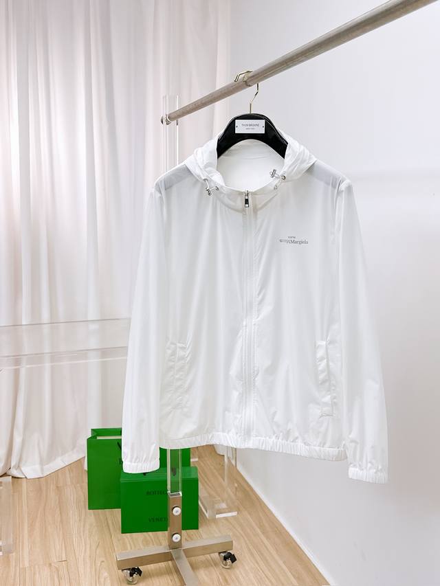 马吉拉 2025春夏新款男士防晒服轻薄外套，独特订制防晒四面弹面料，卓越的弹性与回弹性，四向拉伸，面料在经纬，横向与纵向及对角线方向均具备弹性，适应大幅度的身体