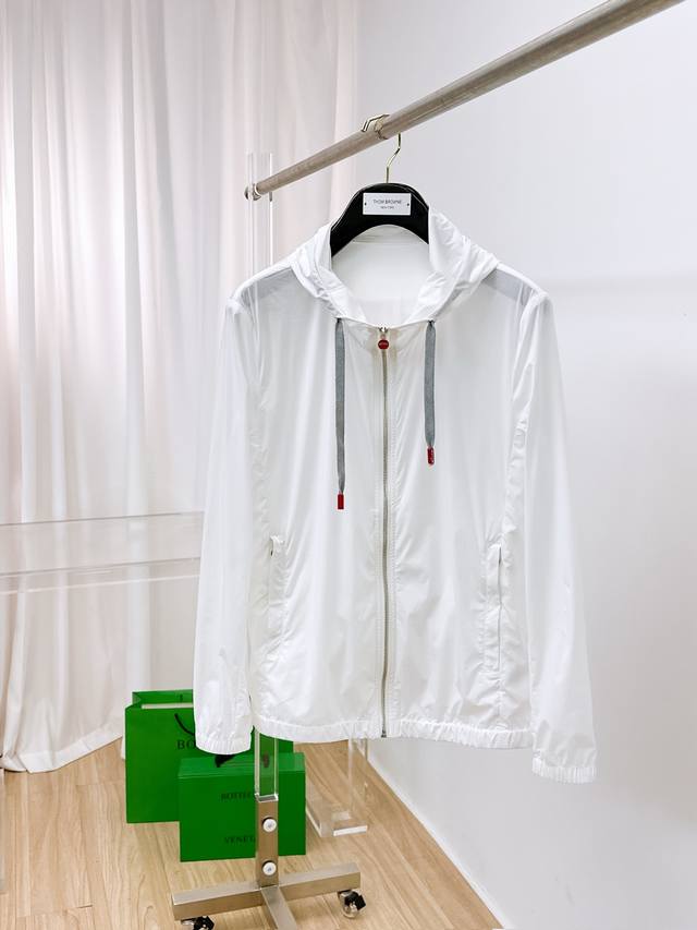 Kiton 2025春夏新款男士防晒服轻薄外套，独特订制防晒四面弹面料，卓越的弹性与回弹性，四向拉伸，面料在经纬，横向与纵向及对角线方向均具备弹性，适应大幅度的