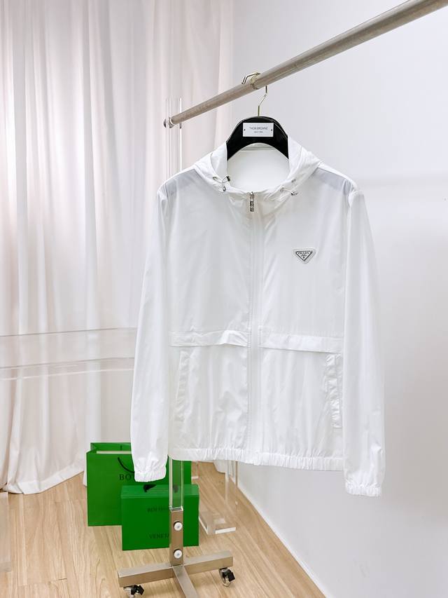 普拉达 2025春夏新款男士防晒服轻薄外套，独特订制防晒四面弹面料，卓越的弹性与回弹性，四向拉伸，面料在经纬，横向与纵向及对角线方向均具备弹性，适应大幅度的身体