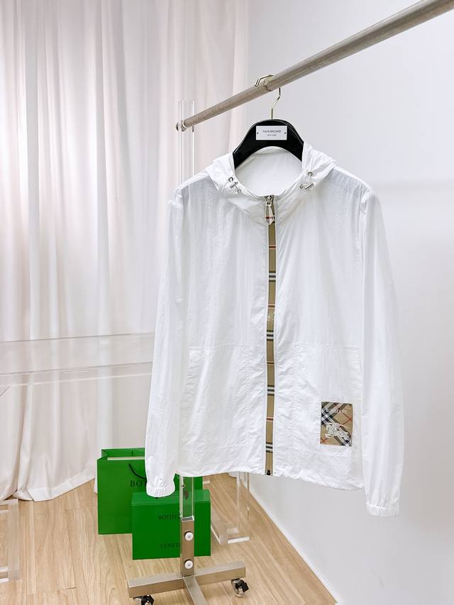 巴宝莉 2025春夏新款男士防晒服轻薄外套，独特订制防晒四面弹面料，卓越的弹性与回弹性，四向拉伸，面料在经纬，横向与纵向及对角线方向均具备弹性，适应大幅度的身体