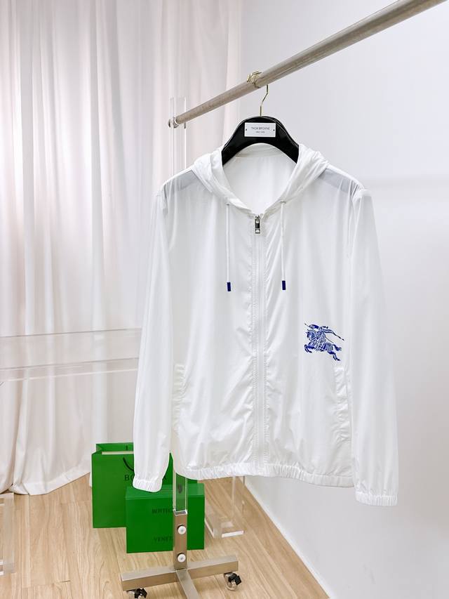 巴宝莉 2025春夏新款男士防晒服轻薄外套，独特订制防晒四面弹面料，卓越的弹性与回弹性，四向拉伸，面料在经纬，横向与纵向及对角线方向均具备弹性，适应大幅度的身体