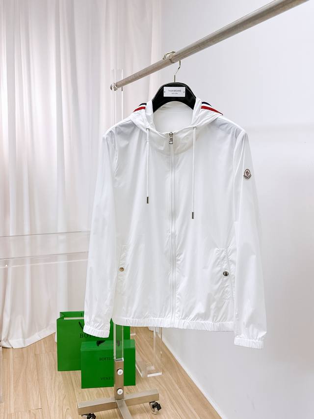 蒙口 2025春夏新款男士防晒服轻薄外套，独特订制防晒四面弹面料，卓越的弹性与回弹性，四向拉伸，面料在经纬，横向与纵向及对角线方向均具备弹性，适应大幅度的身体活
