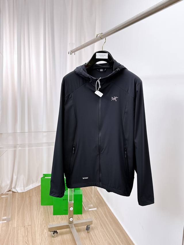 始祖鸟 2025春夏新款男士防晒服轻薄外套，独特订制防晒四面弹面料，卓越的弹性与回弹性，四向拉伸，面料在经纬，横向与纵向及对角线方向均具备弹性，适应大幅度的身体