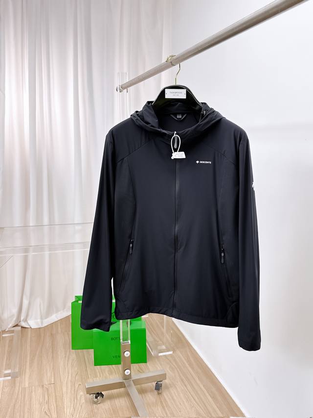 迪桑特 2025春夏新款男士防晒服轻薄外套，独特订制防晒四面弹面料，卓越的弹性与回弹性，四向拉伸，面料在经纬，横向与纵向及对角线方向均具备弹性，适应大幅度的身体
