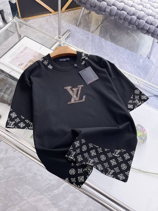 Sslv纯棉最新面料经典标识图案Logo时尚简约潮流短袖，最顶级的品质专柜原单短袖，顶级制作工艺进口面料，专柜款独特设计，采用进口高端订制面料。官网在售！面料版