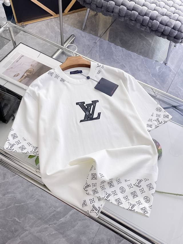 Sslv纯棉最新面料经典标识图案Logo时尚简约潮流短袖，最顶级的品质专柜原单短袖，顶级制作工艺进口面料，专柜款独特设计，采用进口高端订制面料。官网在售！面料版