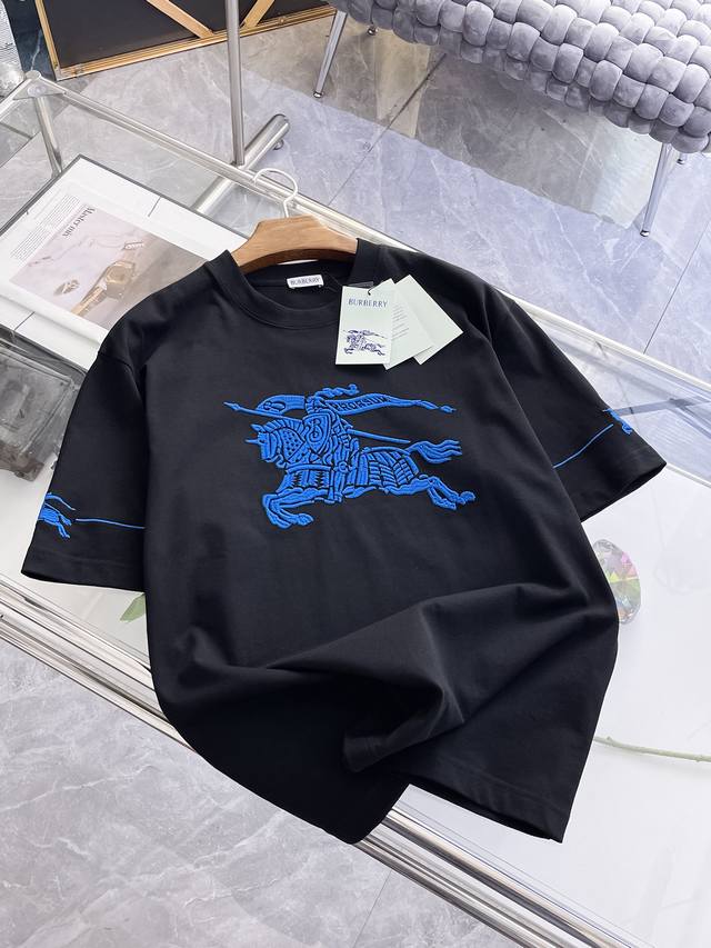Ss巴宝莉纯棉最新面料经典标识图案Logo时尚简约潮流短袖，最顶级的品质专柜原单短袖，顶级制作工艺进口面料，专柜款独特设计，采用进口高端订制面料。官网在售！面料