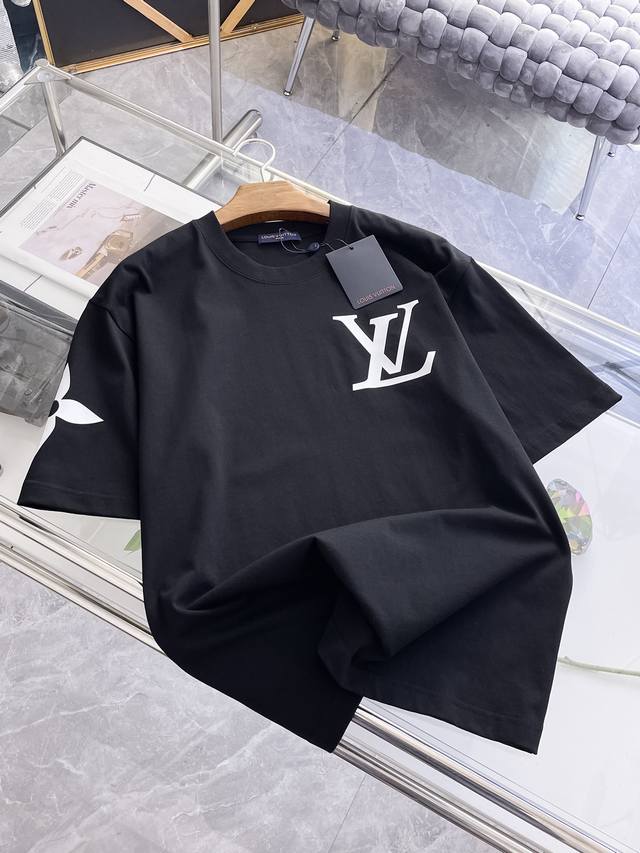 Sslv纯棉最新面料经典标识图案Logo时尚简约潮流短袖，最顶级的品质专柜原单短袖，顶级制作工艺进口面料，专柜款独特设计，采用进口高端订制面料。官网在售！面料版