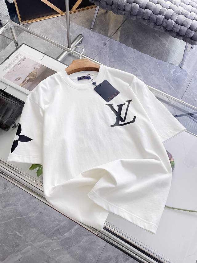 Sslv纯棉最新面料经典标识图案Logo时尚简约潮流短袖，最顶级的品质专柜原单短袖，顶级制作工艺进口面料，专柜款独特设计，采用进口高端订制面料。官网在售！面料版