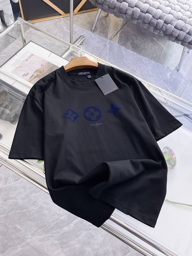Sslv纯棉最新面料经典标识图案Logo时尚简约潮流短袖，最顶级的品质专柜原单短袖，顶级制作工艺进口面料，专柜款独特设计，采用进口高端订制面料。官网在售！面料版