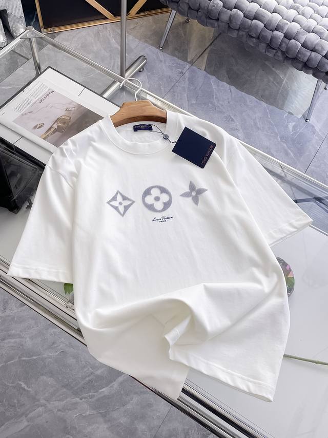 Sslv纯棉最新面料经典标识图案Logo时尚简约潮流短袖，最顶级的品质专柜原单短袖，顶级制作工艺进口面料，专柜款独特设计，采用进口高端订制面料。官网在售！面料版