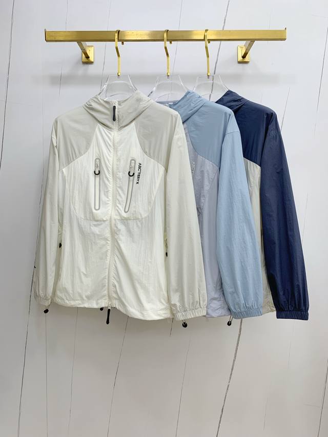 新品 始祖鸟渠道精品.2025Ss春夏新款运动服夹克防晒服外套！防晒衣经典之余增添了与时俱进的时尚感,型男靓女的最佳选择.新型轻量绢丝纤维尼龙面料,轻盈透气,绗