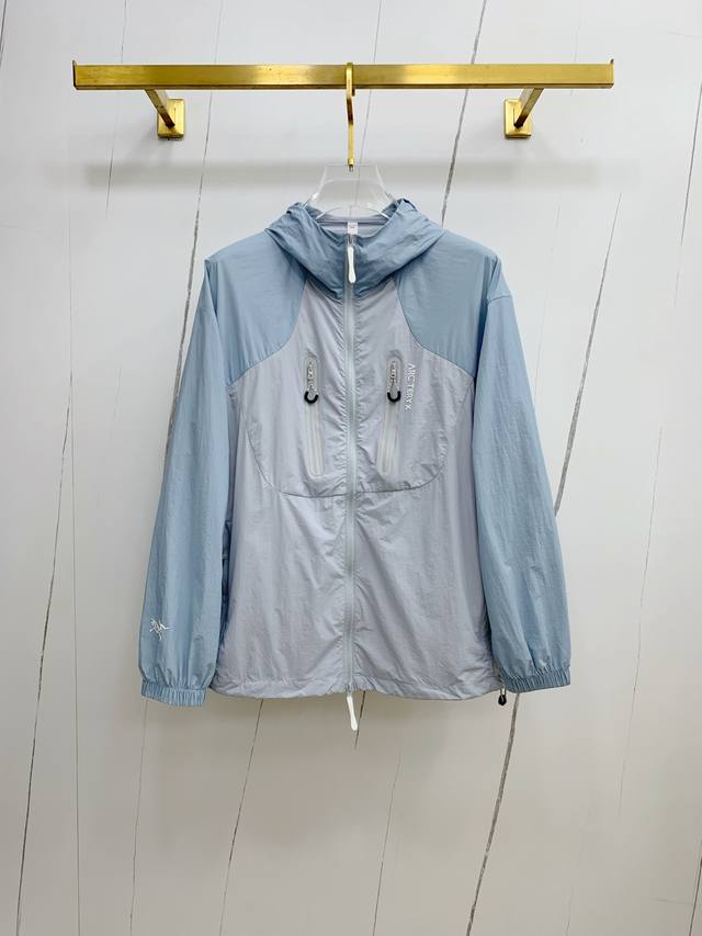新品 始祖鸟渠道精品.2025Ss春夏新款运动服夹克防晒服外套！防晒衣经典之余增添了与时俱进的时尚感,型男靓女的最佳选择.新型轻量绢丝纤维尼龙面料,轻盈透气,绗