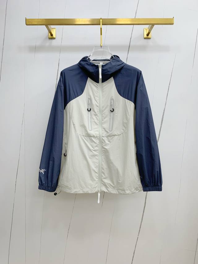 新品 始祖鸟渠道精品.2025Ss春夏新款运动服夹克防晒服外套！防晒衣经典之余增添了与时俱进的时尚感,型男靓女的最佳选择.新型轻量绢丝纤维尼龙面料,轻盈透气,绗