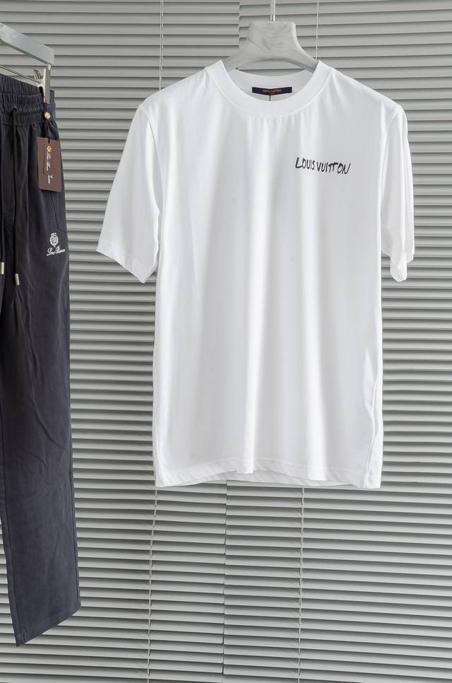New# Lv2025Ss春夏圆领短袖#顶级元素融合打造，经典短袖3标齐全，潮男时尚，无论是上身舒适度还是都是无可比拟的存在，可以说是夏日必备！100%棉手感柔