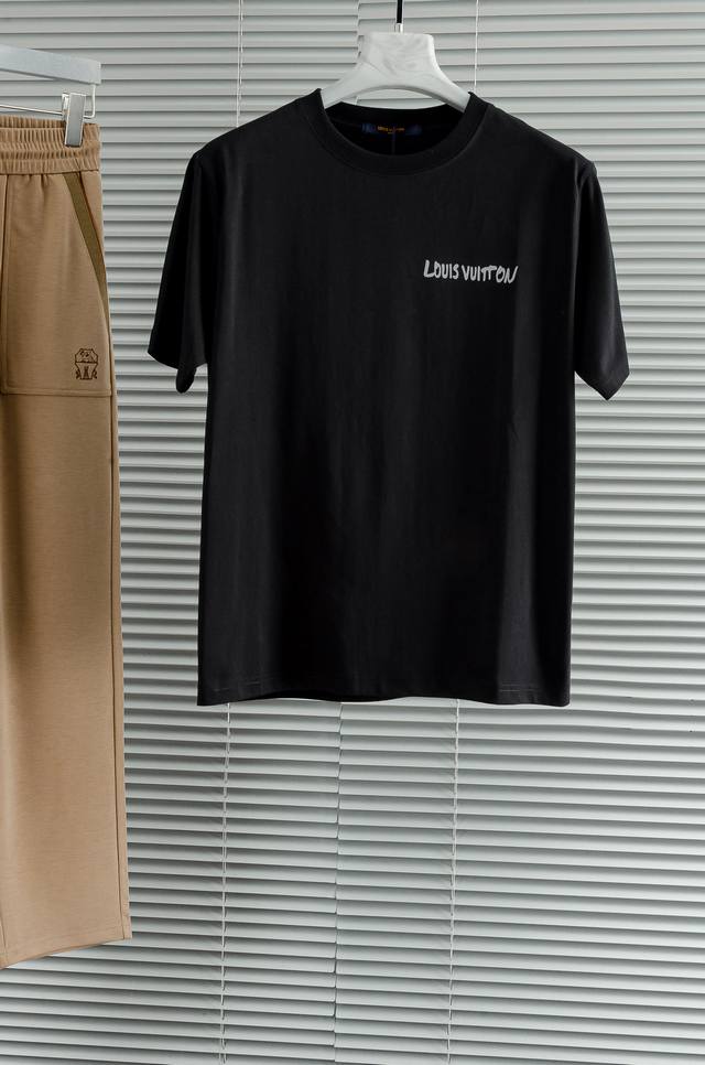 New# Lv2025Ss春夏圆领短袖#顶级元素融合打造，经典短袖3标齐全，潮男时尚，无论是上身舒适度还是都是无可比拟的存在，可以说是夏日必备！100%棉手感柔