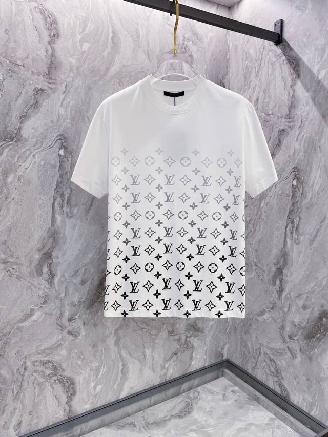Lv 2025夏装新款男女同款短袖T恤，！定制专属纯棉面料，定制原版工艺螺纹，胸前重工字母Logo工艺设计！简约大方，从容百搭，档次极高，完美融入时尚还有风情感