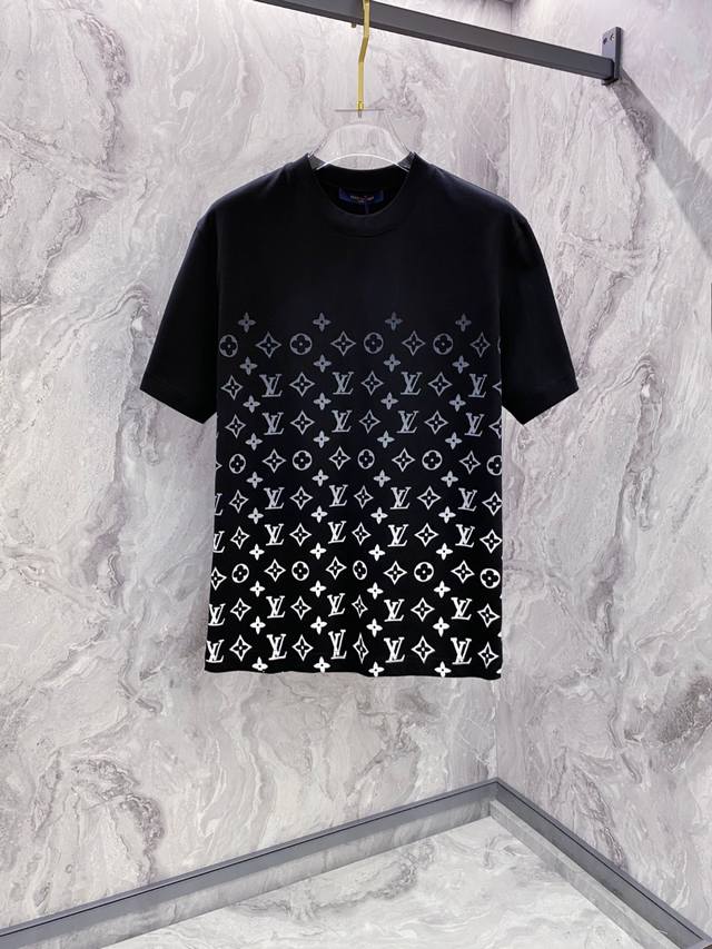Lv 2025夏装新款男女同款短袖T恤，！定制专属纯棉面料，定制原版工艺螺纹，胸前重工字母Logo工艺设计！简约大方，从容百搭，档次极高，完美融入时尚还有风情感