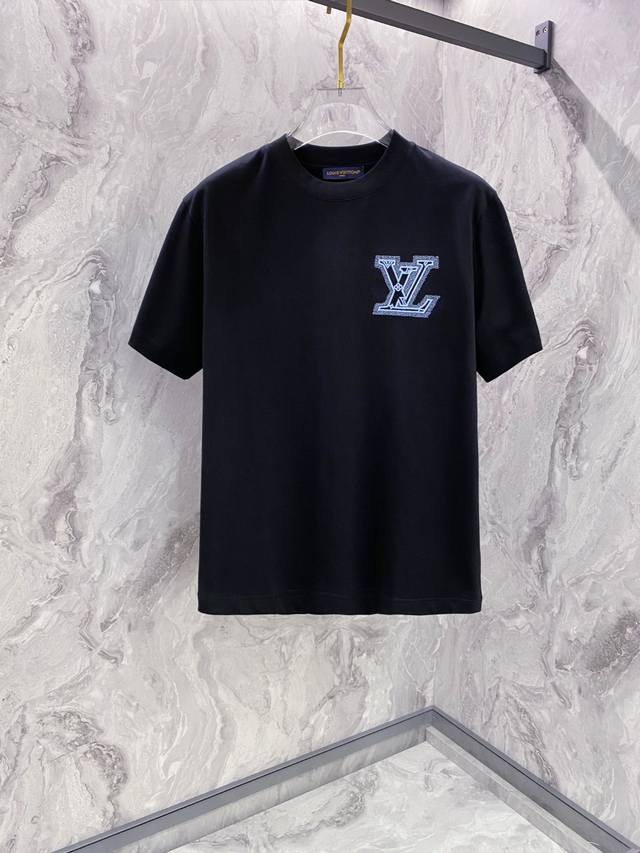 Lv 2025夏装新款男女同款短袖T恤，！定制专属纯棉面料，定制原版工艺螺纹，胸前重工字母Logo工艺设计！简约大方，从容百搭，档次极高，完美融入时尚还有风情感