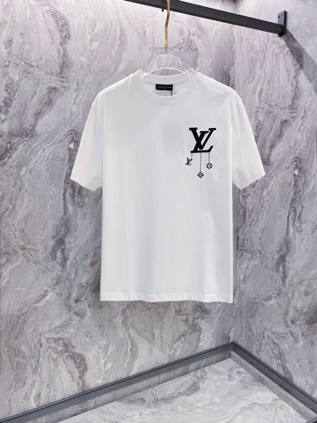 Lv 2025夏装新款男女同款短袖T恤，！定制专属纯棉面料，定制原版工艺螺纹，胸前重工字母Logo工艺设计！简约大方，从容百搭，档次极高，完美融入时尚还有风情感
