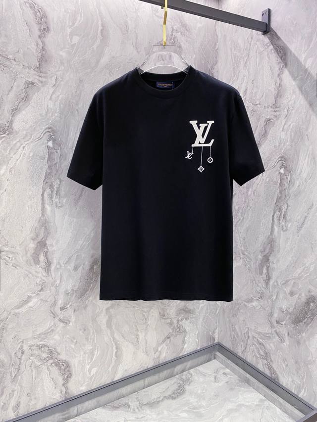 Lv 2025夏装新款男女同款短袖T恤，！定制专属纯棉面料，定制原版工艺螺纹，胸前重工字母Logo工艺设计！简约大方，从容百搭，档次极高，完美融入时尚还有风情感