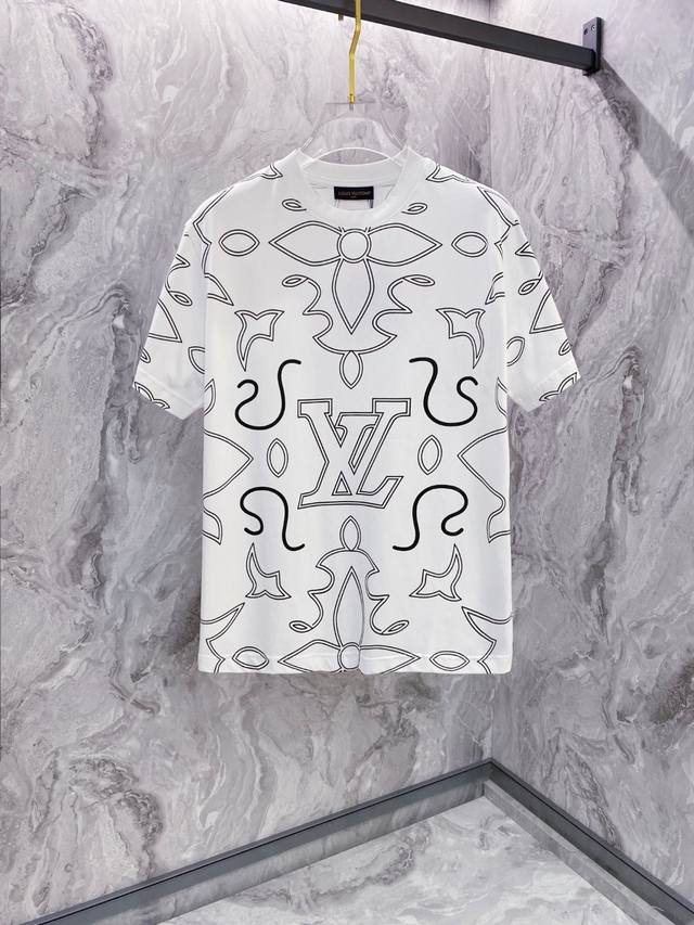 Lv 2025夏装新款男女同款短袖T恤，！定制专属纯棉面料，定制原版工艺螺纹，胸前重工字母Logo工艺设计！简约大方，从容百搭，档次极高，完美融入时尚还有风情感