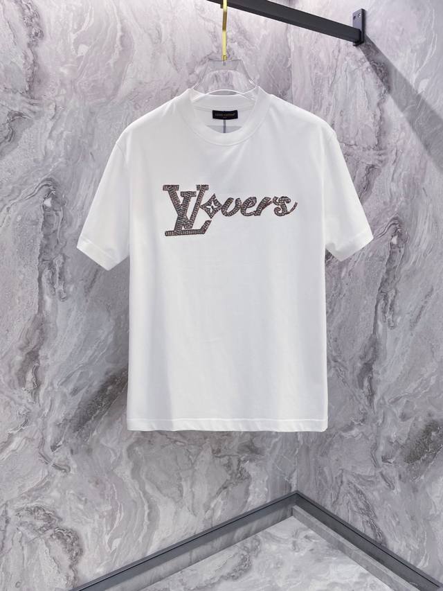 Lv 2025夏装新款男女同款短袖T恤，！定制专属纯棉面料，定制原版工艺螺纹，胸前重工字母Logo工艺设计！简约大方，从容百搭，档次极高，完美融入时尚还有风情感