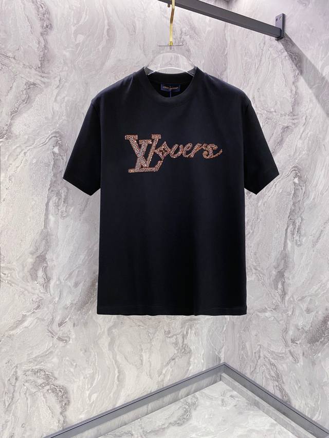 Lv 2025夏装新款男女同款短袖T恤，！定制专属纯棉面料，定制原版工艺螺纹，胸前重工字母Logo工艺设计！简约大方，从容百搭，档次极高，完美融入时尚还有风情感