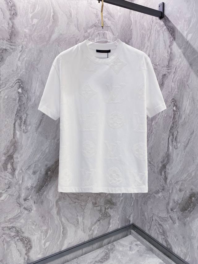 Lv 2025夏装新款男女同款短袖T恤，！定制专属纯棉面料，定制原版工艺螺纹，胸前重工字母Logo工艺设计！简约大方，从容百搭，档次极高，完美融入时尚还有风情感