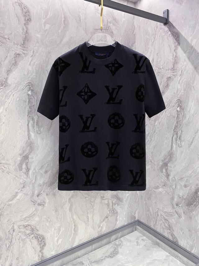 Lv 2025夏装新款男女同款短袖T恤，！定制专属纯棉面料，定制原版工艺螺纹，胸前重工字母Logo工艺设计！简约大方，从容百搭，档次极高，完美融入时尚还有风情感