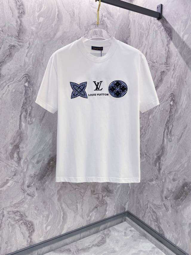 Lv 2025夏装新款男女同款短袖T恤，！定制专属纯棉面料，定制原版工艺螺纹，胸前重工字母Logo工艺设计！简约大方，从容百搭，档次极高，完美融入时尚还有风情感