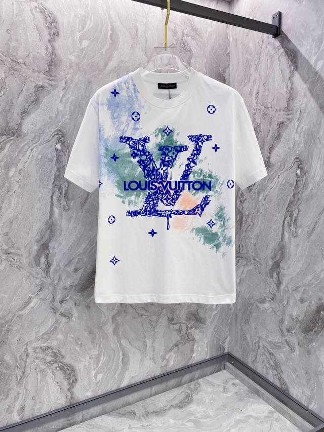 Lv 2025夏装新款男女同款短袖T恤，！定制专属纯棉面料，定制原版工艺螺纹，胸前重工字母Logo工艺设计！简约大方，从容百搭，档次极高，完美融入时尚还有风情感