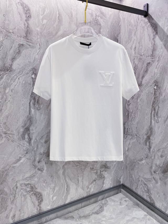 Lv 2025夏装新款男女同款短袖T恤，！定制专属纯棉面料，定制原版工艺螺纹，胸前重工字母Logo工艺设计！简约大方，从容百搭，档次极高，完美融入时尚还有风情感