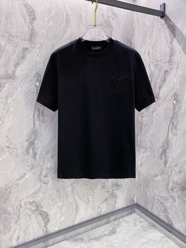 Lv 2025夏装新款男女同款短袖T恤，！定制专属纯棉面料，定制原版工艺螺纹，胸前重工字母Logo工艺设计！简约大方，从容百搭，档次极高，完美融入时尚还有风情感