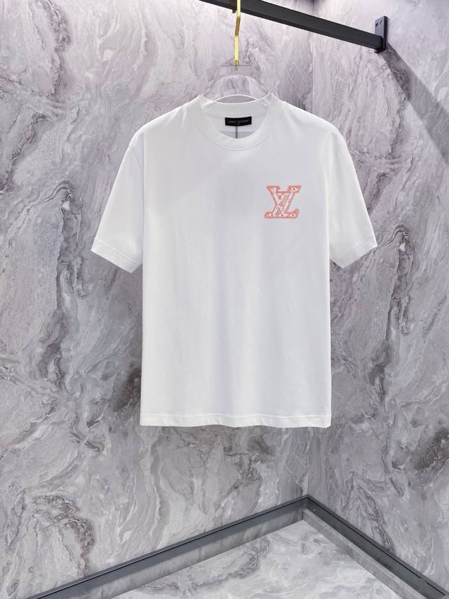 Lv 2025夏装新款男女同款短袖T恤，！定制专属纯棉面料，定制原版工艺螺纹，胸前重工字母Logo工艺设计！简约大方，从容百搭，档次极高，完美融入时尚还有风情感