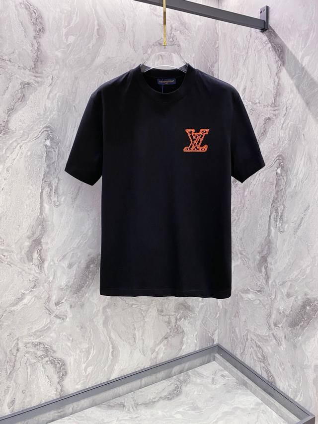 Lv 2025夏装新款男女同款短袖T恤，！定制专属纯棉面料，定制原版工艺螺纹，胸前重工字母Logo工艺设计！简约大方，从容百搭，档次极高，完美融入时尚还有风情感
