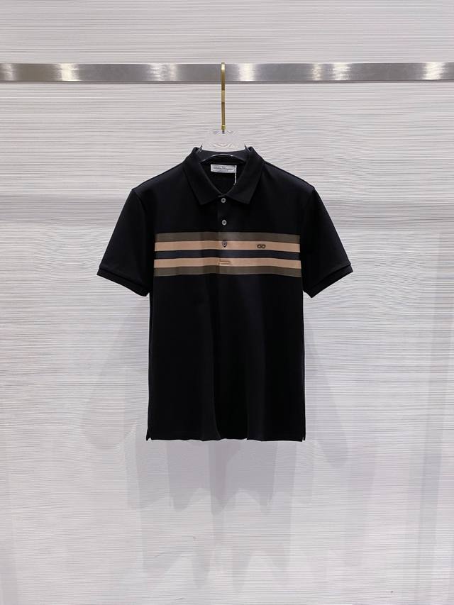 菲拉格慕 2025Ss夏季新款 Logo男士翻领Polo衫！经典商务男款，高端男装的天花板级别的商务男款！简约时尚大气不失优雅，单穿内搭体面过人，品质控 细节控