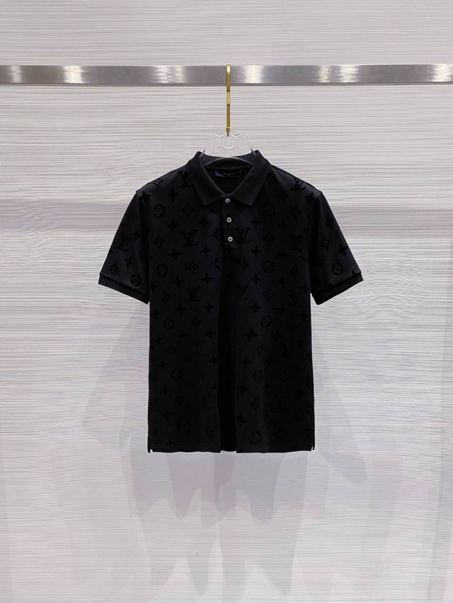 Lv 2025Ss夏季新款 Logo男士翻领Polo衫！经典商务男款，高端男装的天花板级别的商务男款！简约时尚大气不失优雅，单穿内搭体面过人，品质控 细节控的闭
