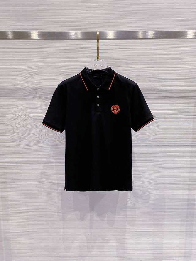 Lv 2025Ss夏季新款 Logo男士翻领Polo衫！经典商务男款，高端男装的天花板级别的商务男款！简约时尚大气不失优雅，单穿内搭体面过人，品质控 细节控的闭