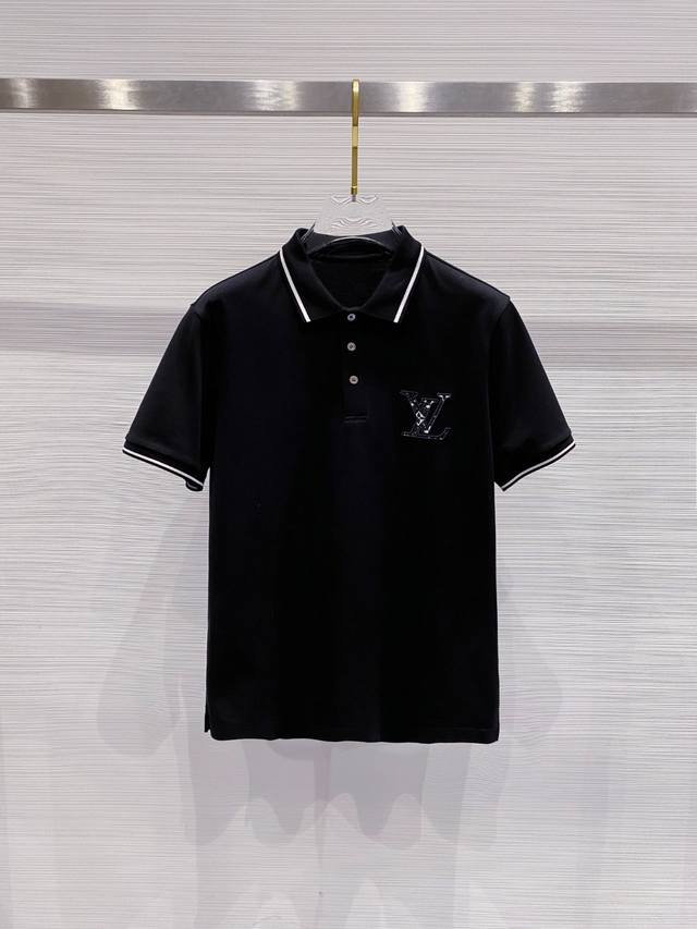 Lv 2025Ss夏季新款 Logo男士翻领Polo衫！经典商务男款，高端男装的天花板级别的商务男款！简约时尚大气不失优雅，单穿内搭体面过人，品质控 细节控的闭