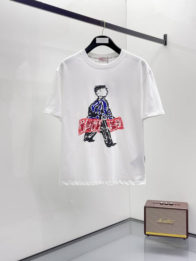 普拉达2025夏季新款短袖T恤，个性艺术系列全网独家首发 百搭款细节处理完美纯棉面料十分精致 原版面料 网红明星同款高版本 高品质手感非常舒服 时尚又个性 超级