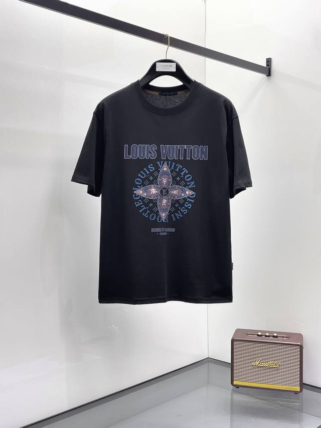 Lv2025夏季新款短袖T恤，个性艺术系列全网独家首发 百搭款细节处理完美纯棉面料十分精致 原版面料 网红明星同款高版本 高品质手感非常舒服 时尚又个性 超级百