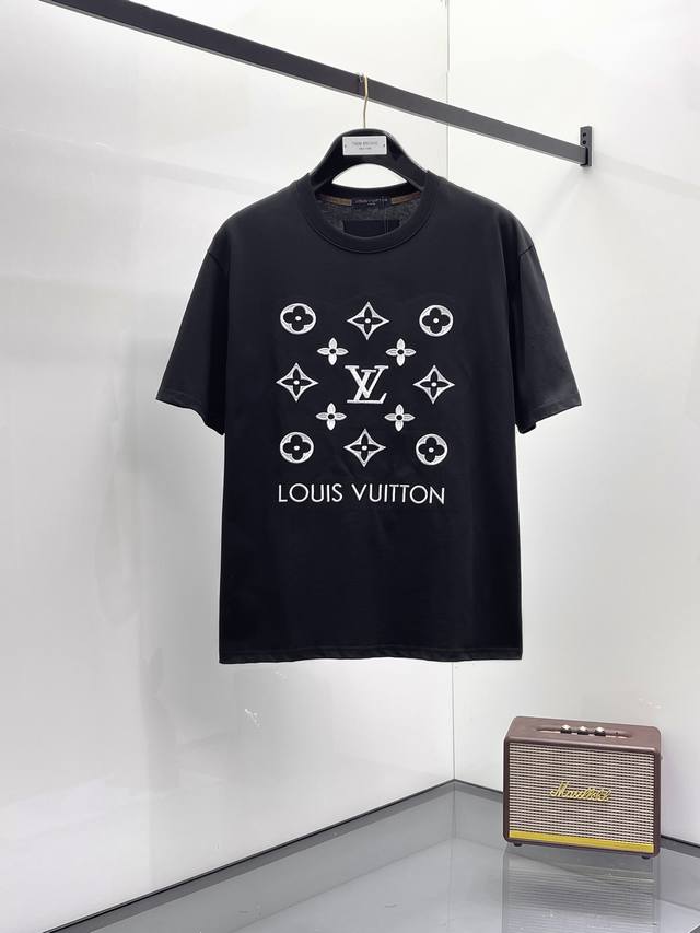 Lv2025夏季新款短袖T恤，个性艺术系列全网独家首发 百搭款细节处理完美纯棉面料十分精致 原版面料 网红明星同款高版本 高品质手感非常舒服 时尚又个性 超级百