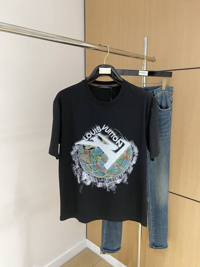 Lv2025夏季新款短袖T恤，个性艺术系列全网独家首发 百搭款细节处理完美纯棉面料十分精致 原版面料 网红明星同款高版本 高品质手感非常舒服 时尚又个性 超级百